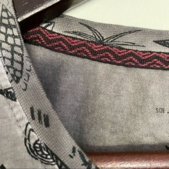 MEDICINE Mens Tribal Aztec print Ombré dyed Grey and black Cotton tee Sz M NWOT - Picture 7 of 13